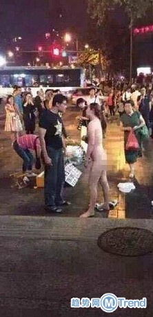 女子闹市脱光光裸 体赤身只因想买iPhone6s？