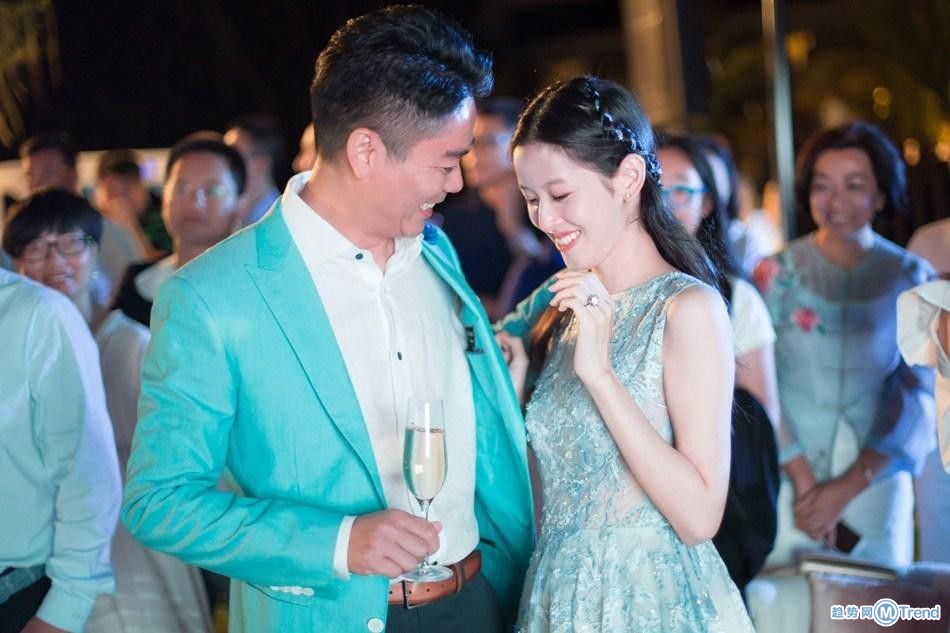 刘强东奶茶妹妹婚礼宴会曝光 求婚钻戒美酒鲜花礼服