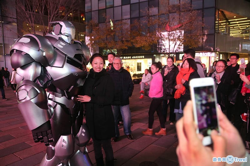 机器人陪主人逛街 能说话能走路