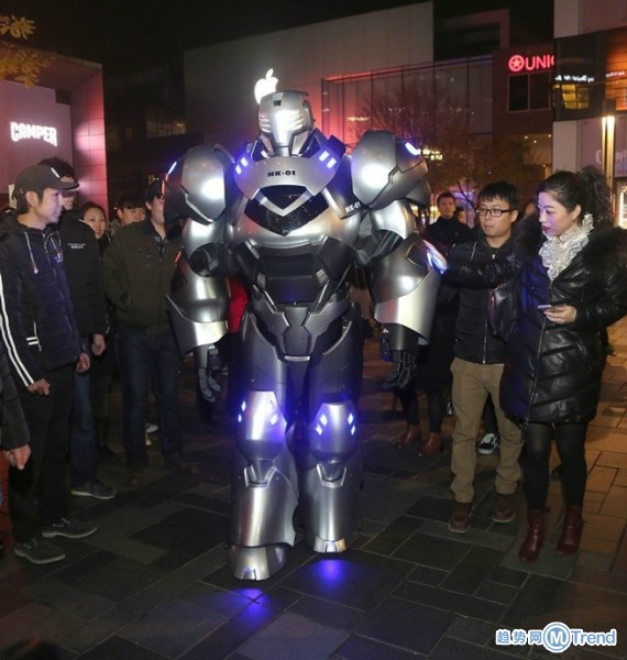 机器人陪主人逛街 能说话能走路