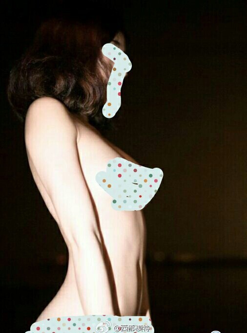 大雁塔拍裸 体写真：年轻女子全 裸一丝不挂