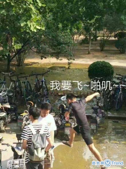 济南大学化粪池炸了 一片翔河