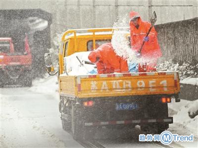 热点：丈夫把妻落加油站 南京融雪盐告急 南京商场顶棚坍塌