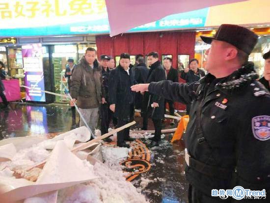 热点：丈夫把妻落加油站 南京融雪盐告急 南京商场顶棚坍塌