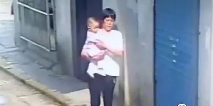上海女婴被人抱走 带小孩一定不要离开视线